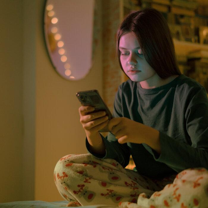 National Social Media Ban for Underage Kids Is ‘Ideal,’ Says Child Psychologist