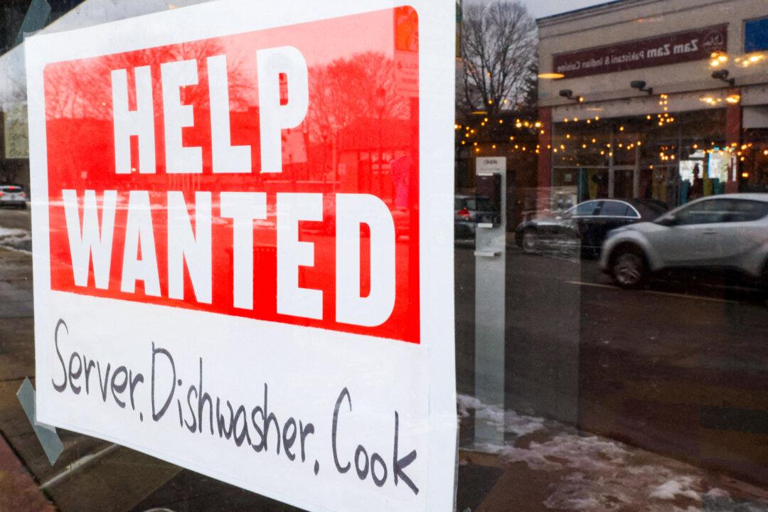 US Economy Adds 272,000 New Jobs, Unemployment Ticks Up to 4 Percent in May